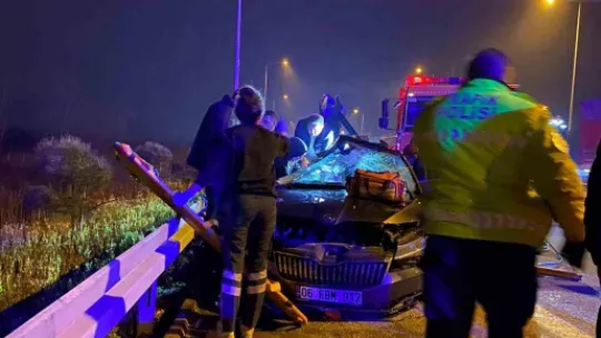 Polislerin içinde bulunduğu otomobil tıra çarptı: 1 ölü 2 yaralı