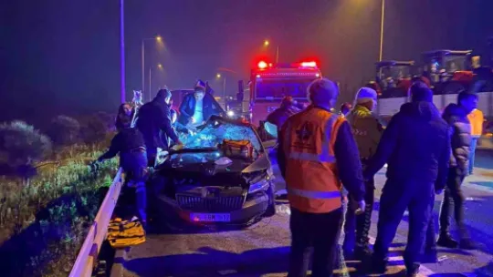 Polislerin içinde bulunduğu otomobil tıra çarptı: 1 ölü 2 yaralı