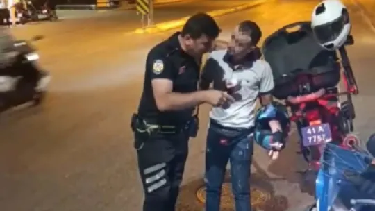 Polisten motosiklet sürücüsüne sesli ders