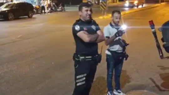 Polisten motosiklet sürücüsüne sesli ders