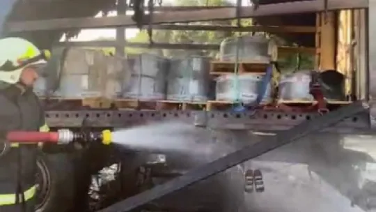 Tel yüklü tırın dorsesi alev alev yandı