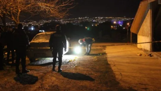 Pompalı tüfeklerle evi kurşuna dizdiler