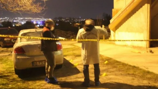 Pompalı tüfeklerle evi kurşuna dizdiler