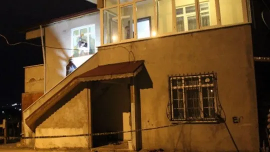 Pompalı tüfeklerle evi kurşuna dizdiler