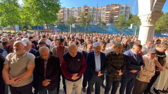 Pres makinesine sıkışarak hayatını kaybeden fabrika sahibi defnedildi
