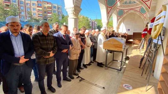 Pres makinesine sıkışarak hayatını kaybeden fabrika sahibi defnedildi