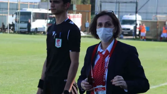 Profesyonel maçta kadın saha komiserine büyük saygısızlık