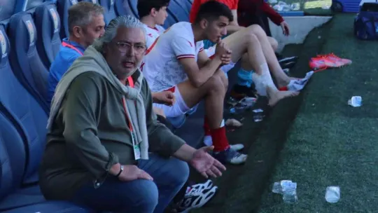 Profesyonel maçta kadın saha komiserine büyük saygısızlık