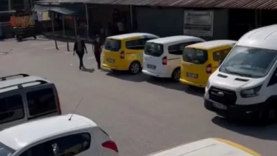 PTT'nin dağıtım araçlarıyla halı saha maçına geldiler