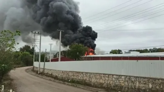 Raf fabrikasındaki yangın korkuttu