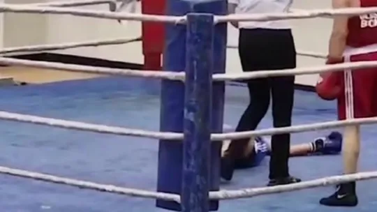 Rakibini nakavt etmesine rağmen diskalifiye olan boksör hakkını arıyor