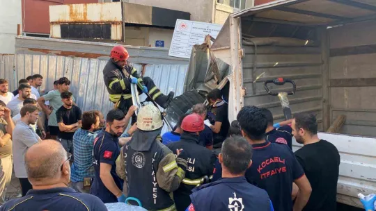 Rampadan inen kamyonet bariyerlere çarptı: 1 yaralı