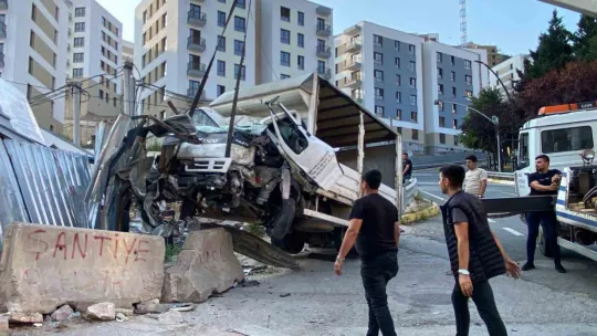 Rampadan inen kamyonet bariyerlere çarptı: 1 yaralı