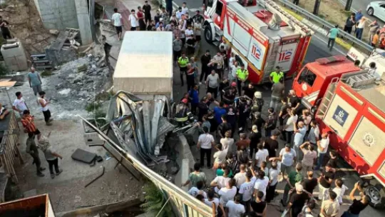 Rampadan inen kamyonet bariyerlere çarptı: 1 yaralı