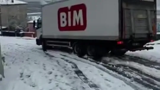 Rampadan inmeye çalışan BİM kamyonu kaydı
