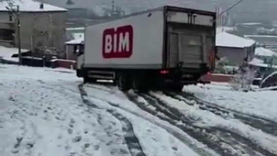 Rampadan inmeye çalışan BİM kamyonu kaydı
