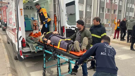 Refüjden atlayıp otomobille çarpıştı