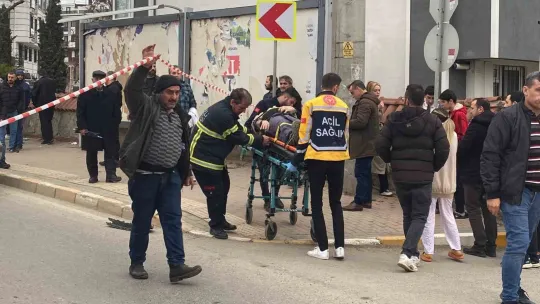 Refüjden atlayıp otomobille çarpıştı
