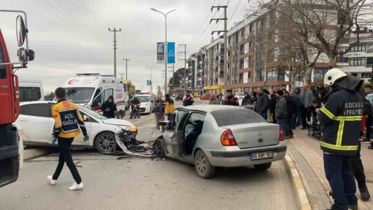 Refüjden atlayıp otomobille çarpıştı