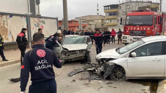 Refüjden atlayıp otomobille çarpıştı