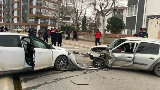 Refüjden atlayıp otomobille çarpıştı