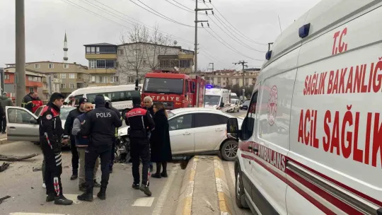 Refüjden atlayıp otomobille çarpıştı