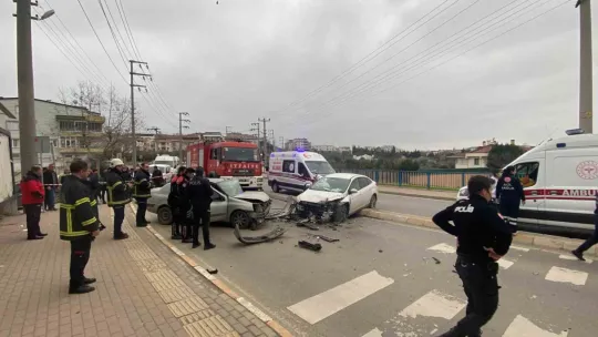 Refüjden atlayıp otomobille çarpıştı