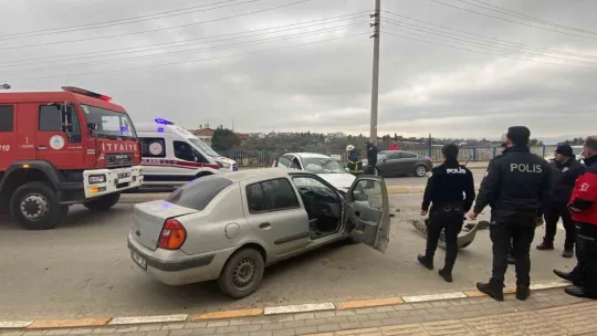 Refüjden atlayıp otomobille çarpıştı