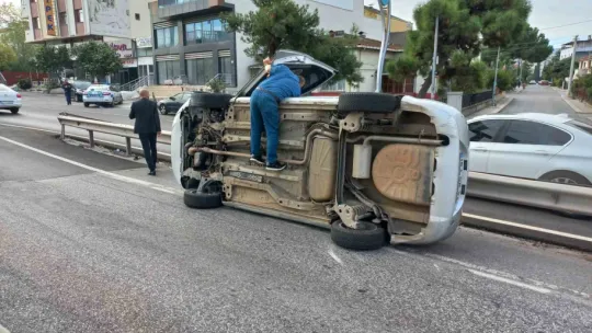 Refüje çarpan otomobil yan yattı
