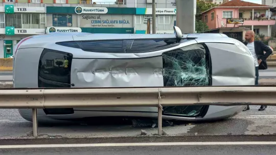 Refüje çarpan otomobil yan yattı