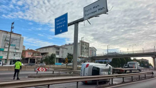 Refüje çarpan otomobil yan yattı