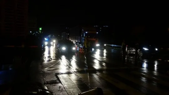 Refüje çıkarak tabelaya çarptı: 1 yaralı!