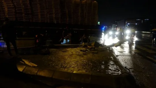 Refüje çıkarak tabelaya çarptı: 1 yaralı!