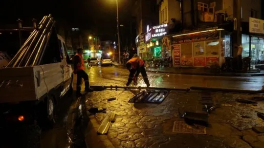 Refüje çıkarak tabelaya çarptı: 1 yaralı!