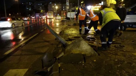 Refüje çıkarak tabelaya çarptı: 1 yaralı!