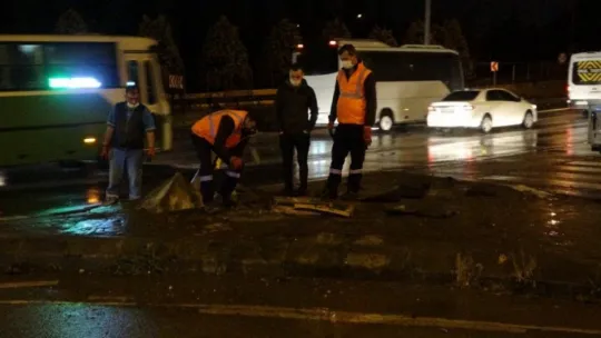 Refüje çıkarak tabelaya çarptı: 1 yaralı!