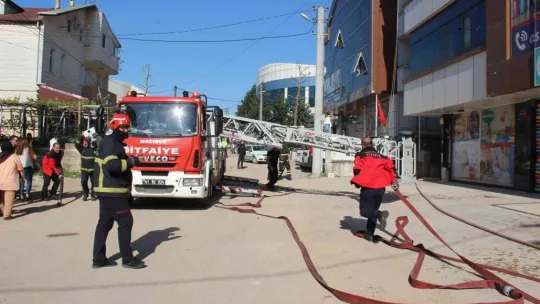 Rehabilitasyon merkezinin çatısında yangın çıktı, 1 işçi yaralandı