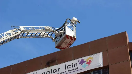 Rehabilitasyon merkezinin çatısında yangın çıktı, 1 işçi yaralandı