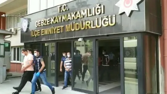 Rehin aldıkları kişiye zorla para çektirmeye çalışırken yakalandılar!