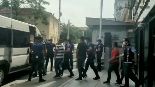 Rehin aldıkları kişiye zorla para çektirmeye çalışırken yakalandılar!