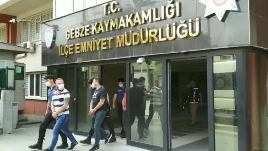 Rehin aldıkları kişiye zorla para çektirmeye çalışırken yakalandılar!