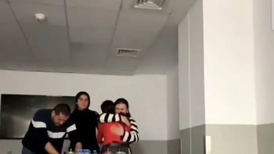 Rehine krizinde doğum günü kutlaması