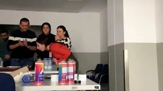 Rehine krizinde doğum günü kutlaması