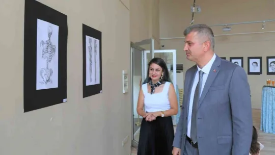 Hemşirelik kariyerini çizimlerle anlattı