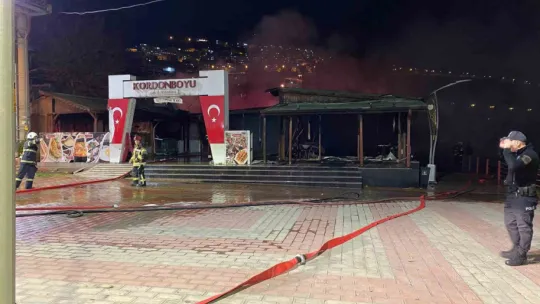 Restoran alev alev yandı, geriye iskeleti kaldı