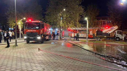 Restoran alev alev yandı, geriye iskeleti kaldı
