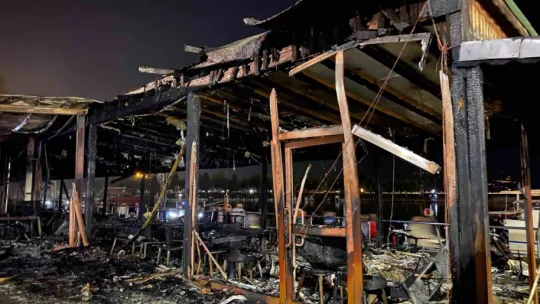 Restoran alev alev yandı, geriye iskeleti kaldı
