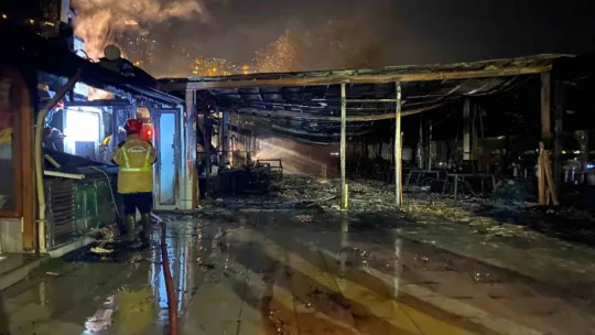 Restoran alev alev yandı, geriye iskeleti kaldı