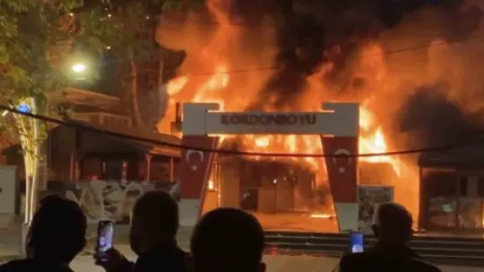 Restoran alev alev yandı, geriye iskeleti kaldı