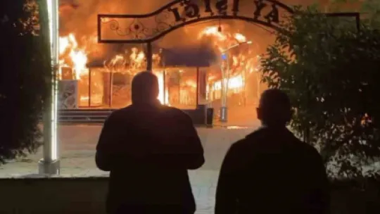 Restoran alev alev yandı, geriye iskeleti kaldı